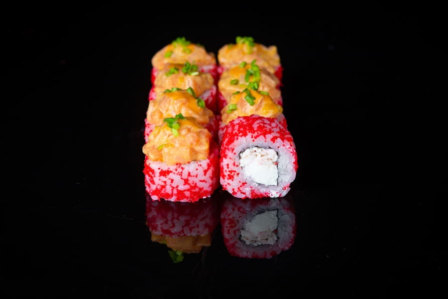 Ролл тартар с лососем и манго