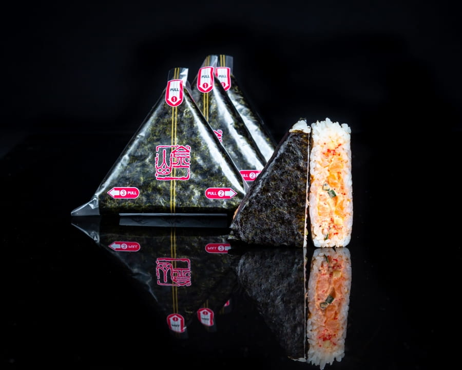 Онигири с лососем